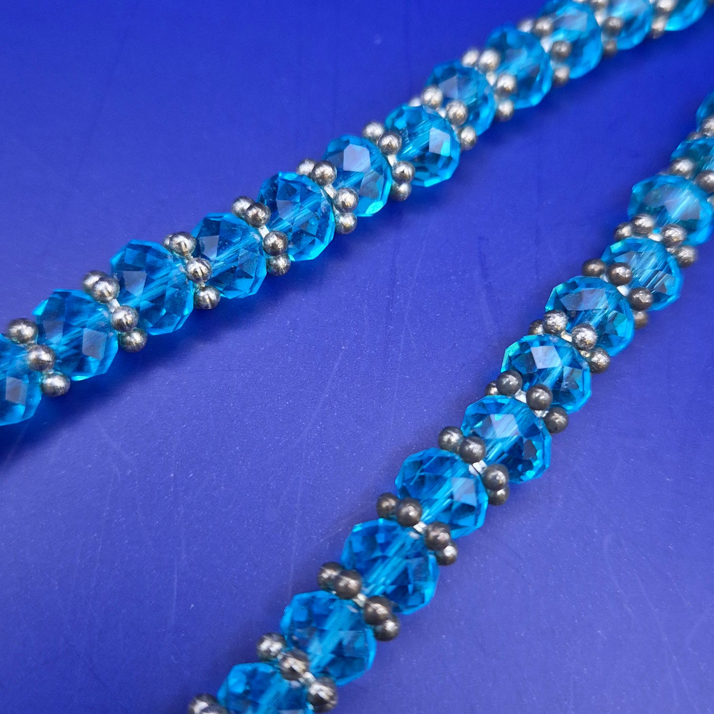 Elegante Damen Kette mit funkelnden blauen Kristallen – Stilvoller Look