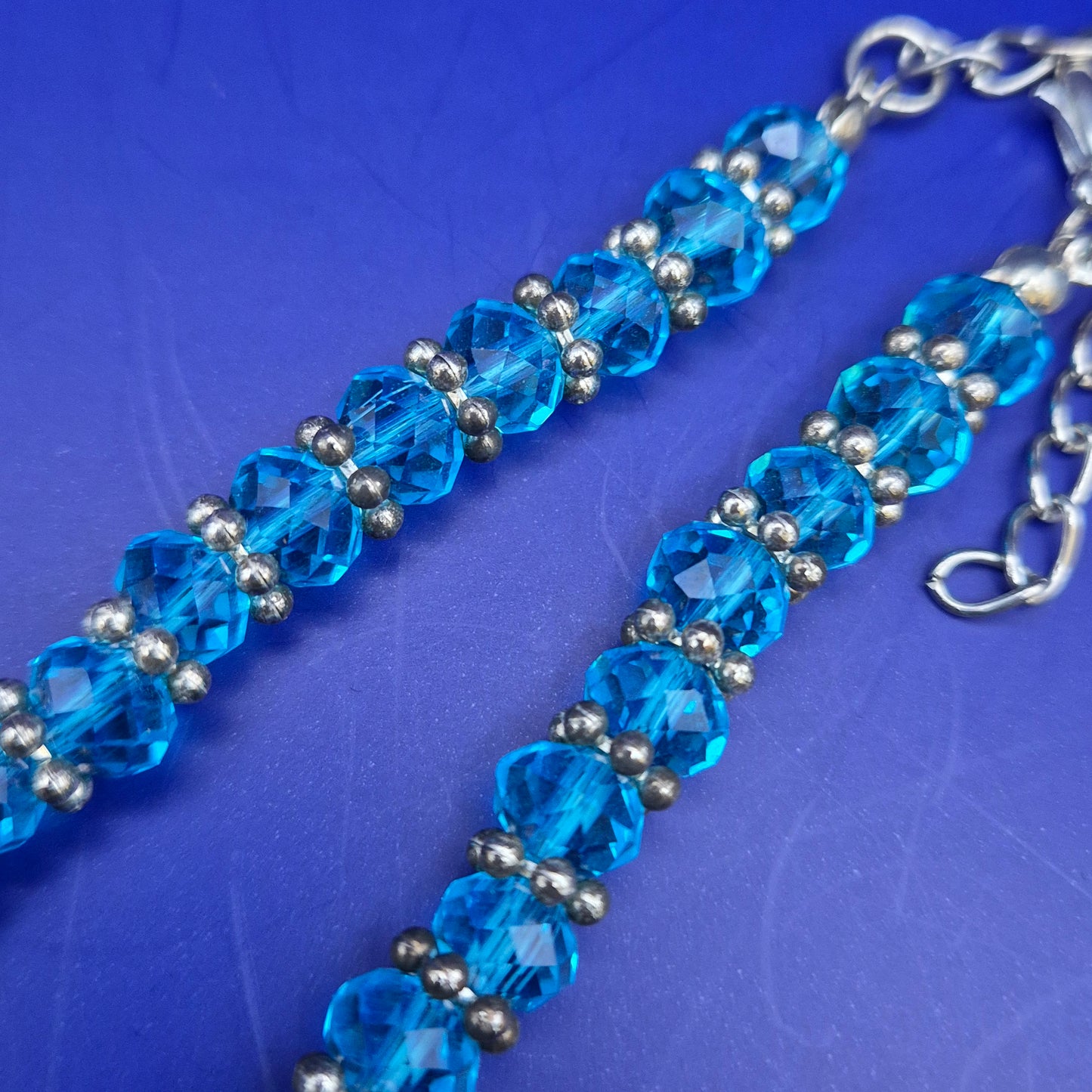 Elegante Damen Kette mit funkelnden blauen Kristallen – Stilvoller Look