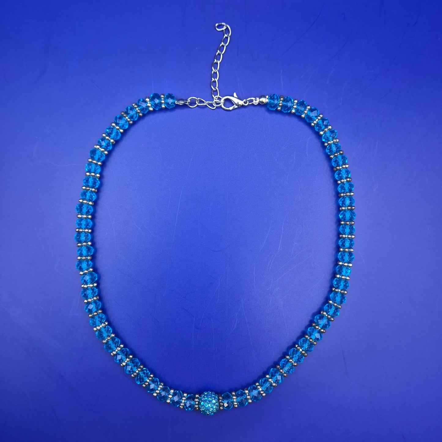 Elegante Damen Kette mit funkelnden blauen Kristallen – Stilvoller Look