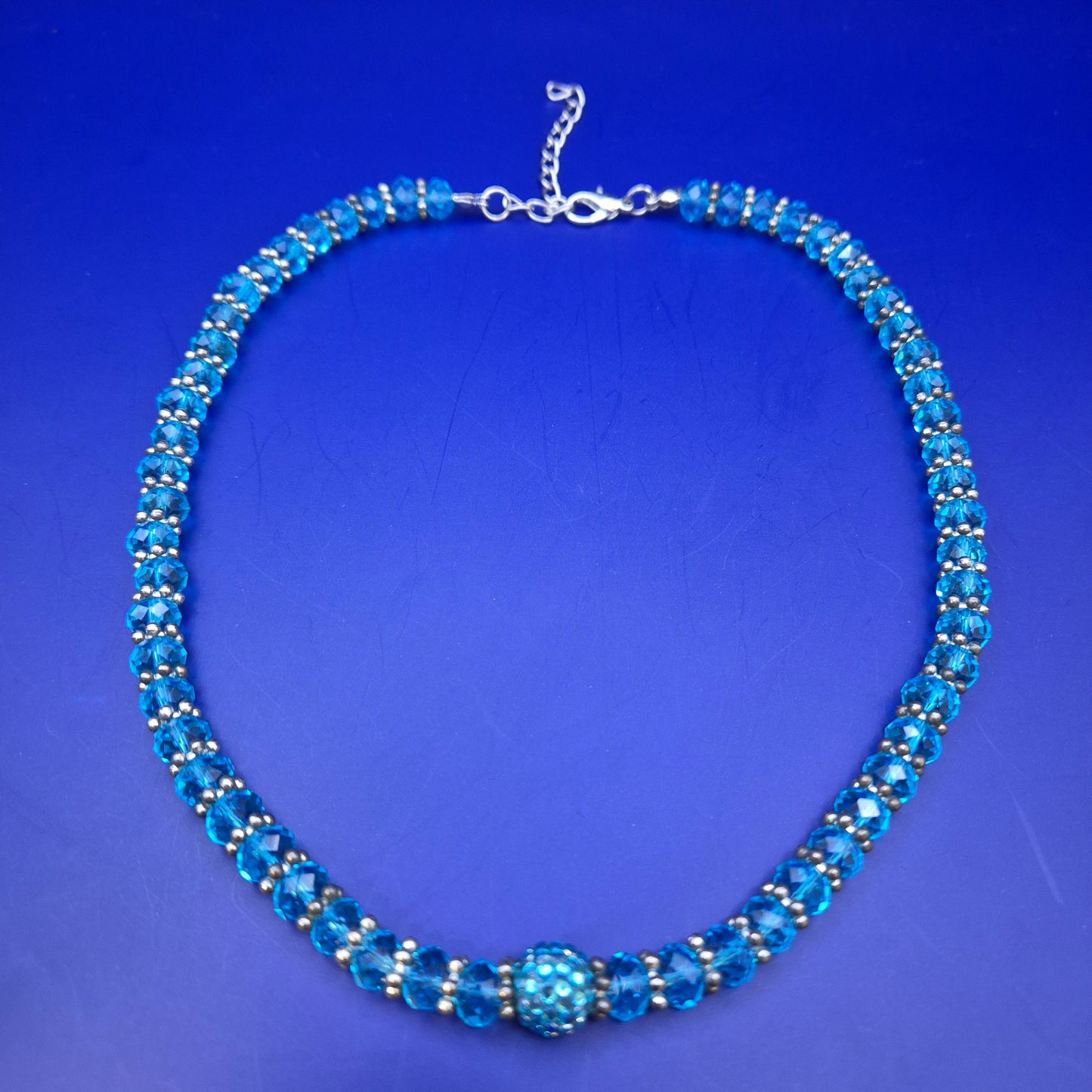 Elegante Damen Kette mit funkelnden blauen Kristallen – Stilvoller Look
