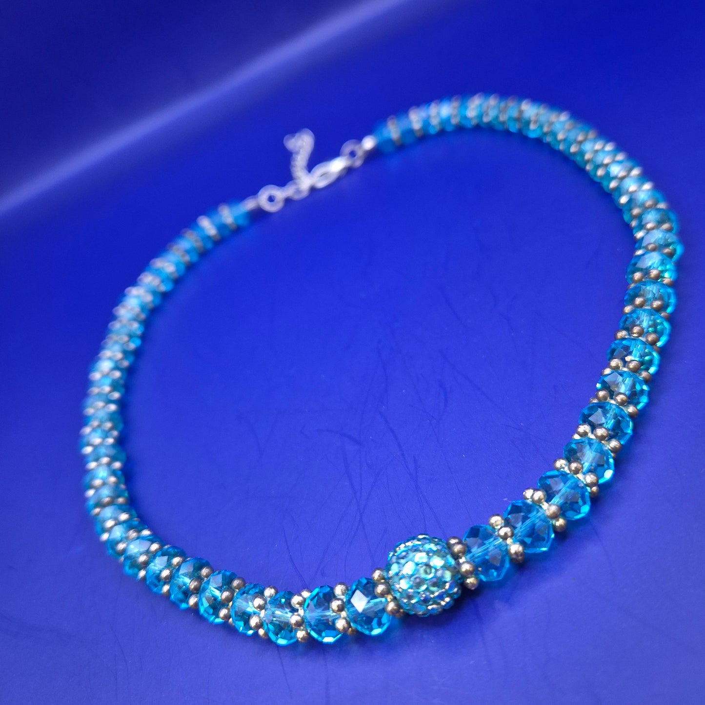 Elegante Damen Kette mit funkelnden blauen Kristallen – Stilvoller Look