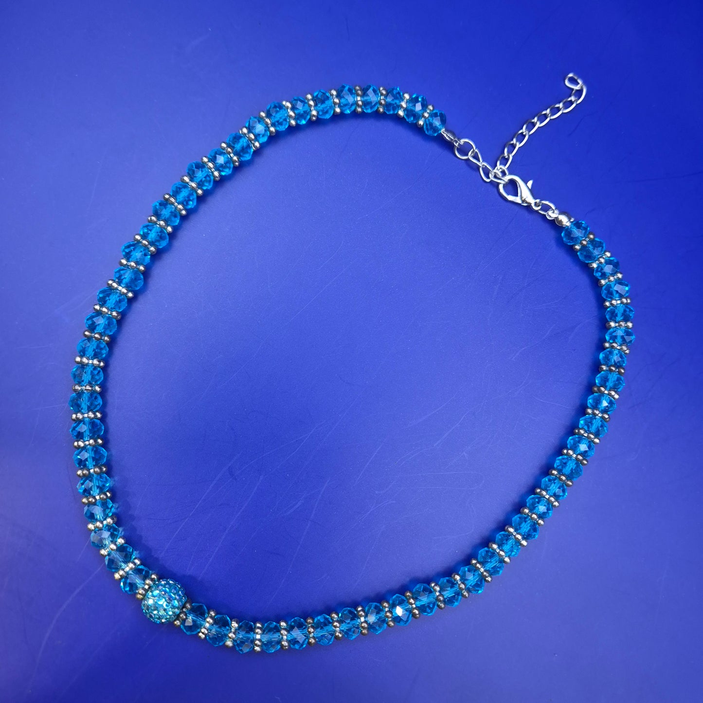 Elegante Damen Kette mit funkelnden blauen Kristallen – Stilvoller Look