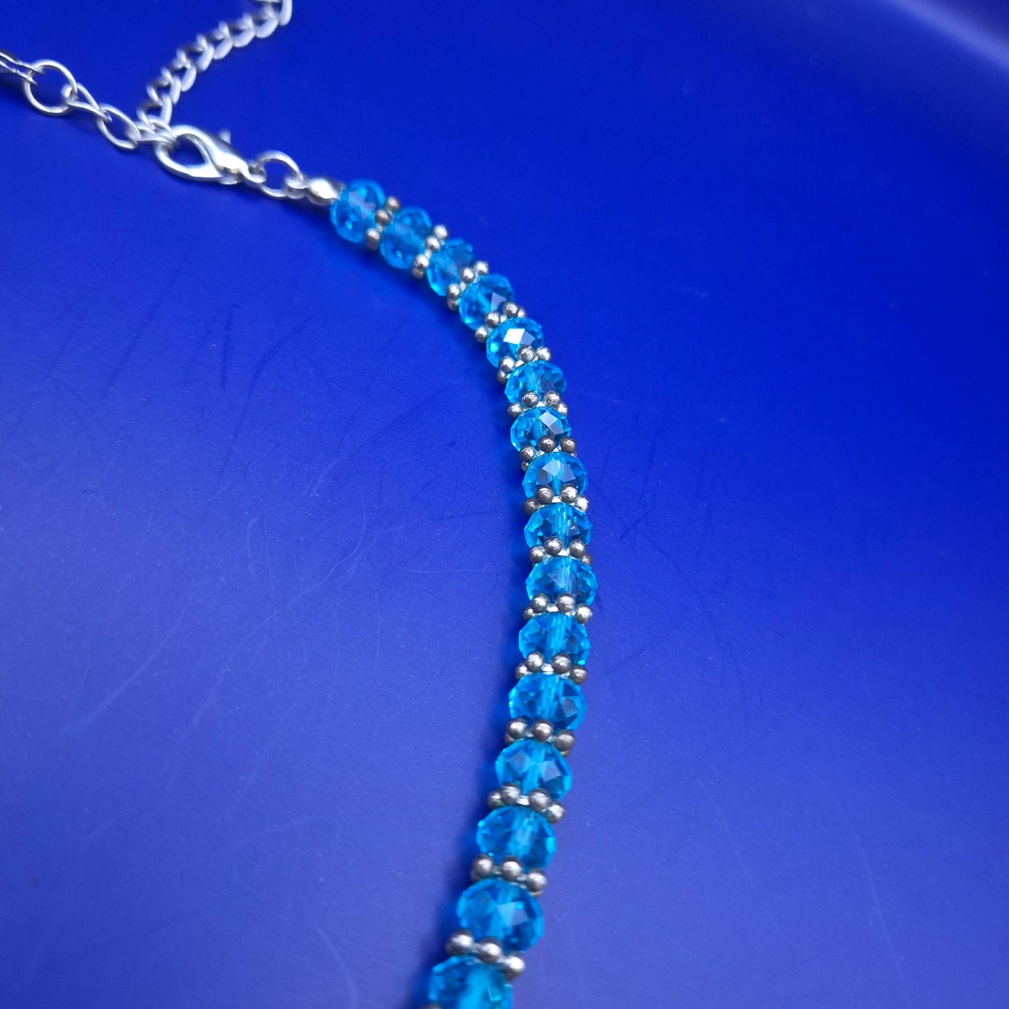 Elegante Damen Kette mit funkelnden blauen Kristallen – Stilvoller Look