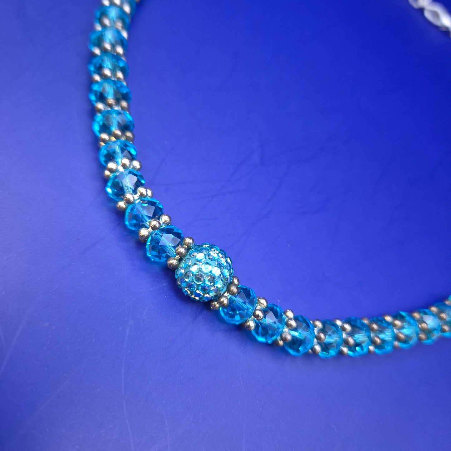 Elegante Damen Kette mit funkelnden blauen Kristallen – Stilvoller Look