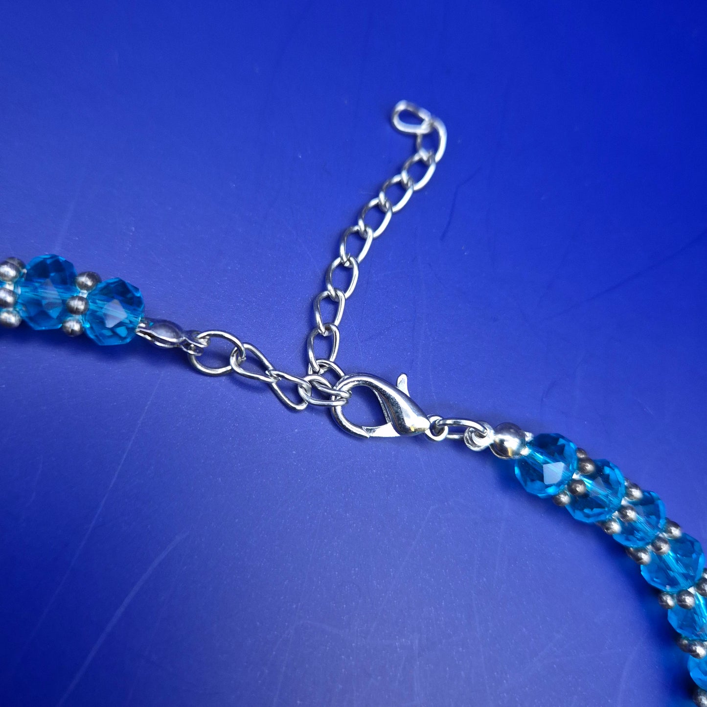 Elegante Damen Kette mit funkelnden blauen Kristallen – Stilvoller Look