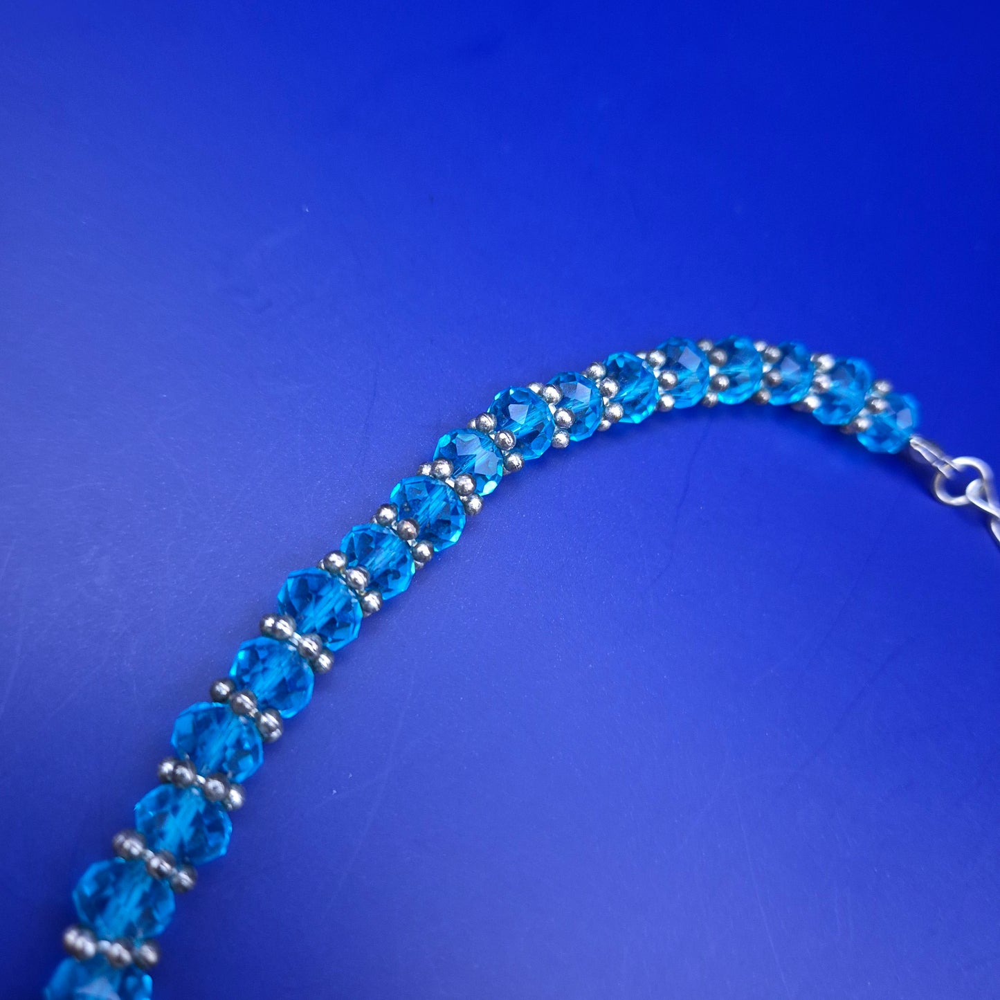 Elegante Damen Kette mit funkelnden blauen Kristallen – Stilvoller Look
