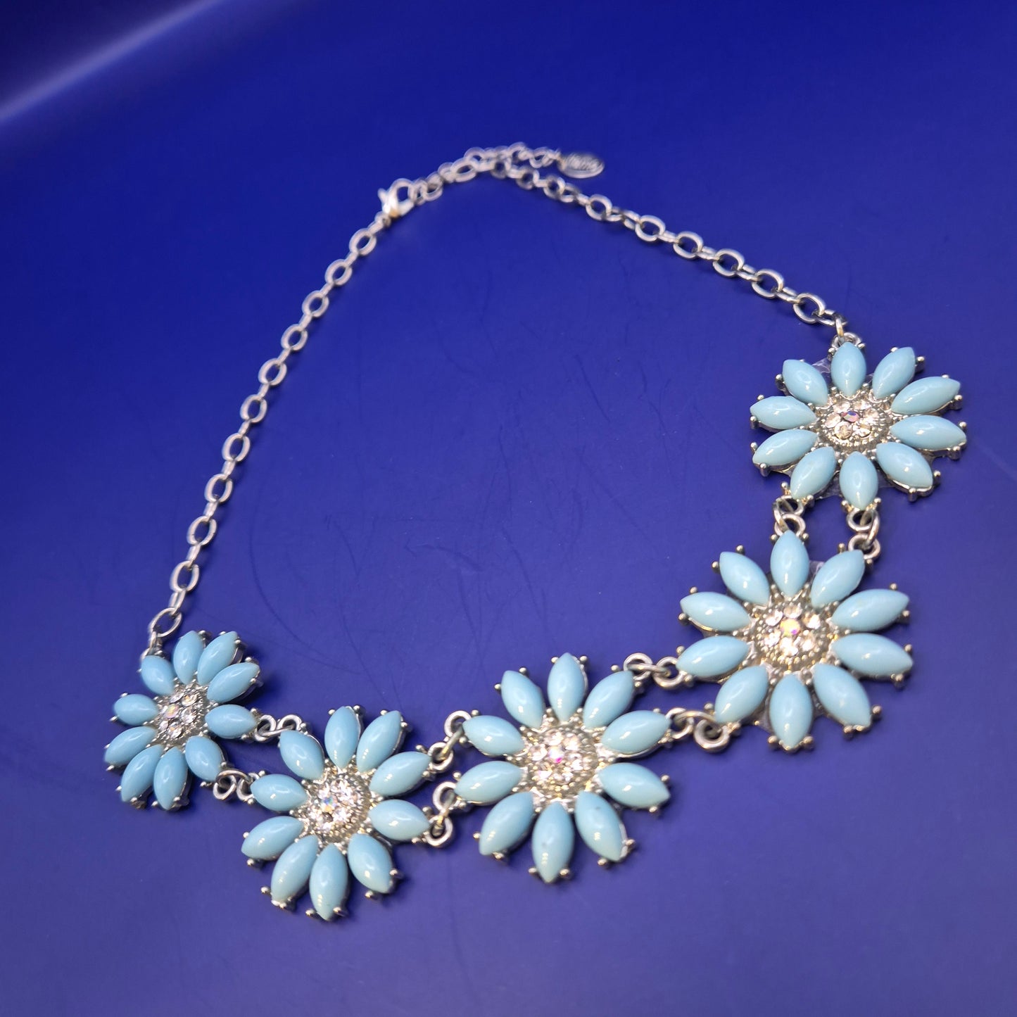 Elegante Statement Damen Kette – Florales Design mit blauen Elementen