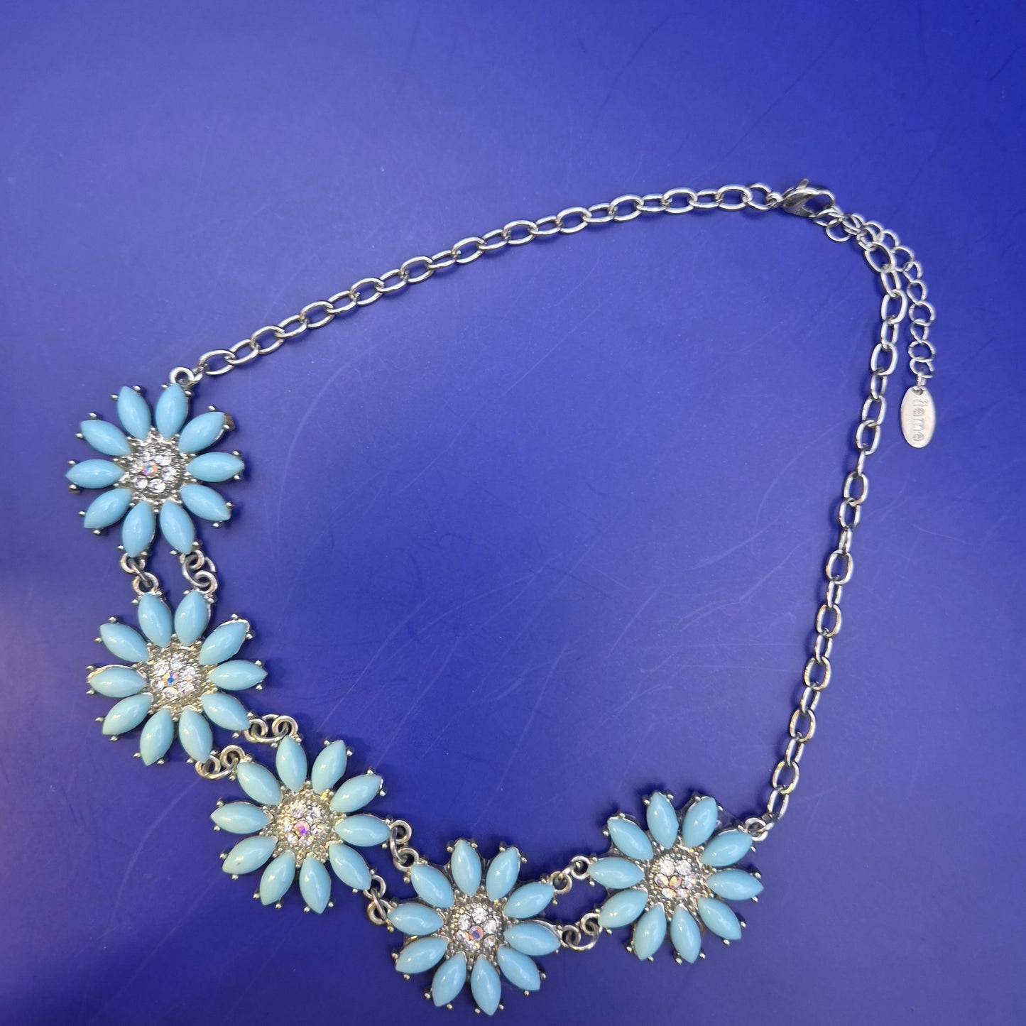 Elegante Statement Damen Kette – Florales Design mit blauen Elementen