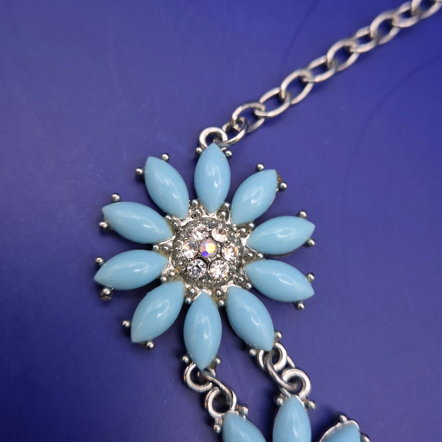 Elegante Statement Damen Kette – Florales Design mit blauen Elementen