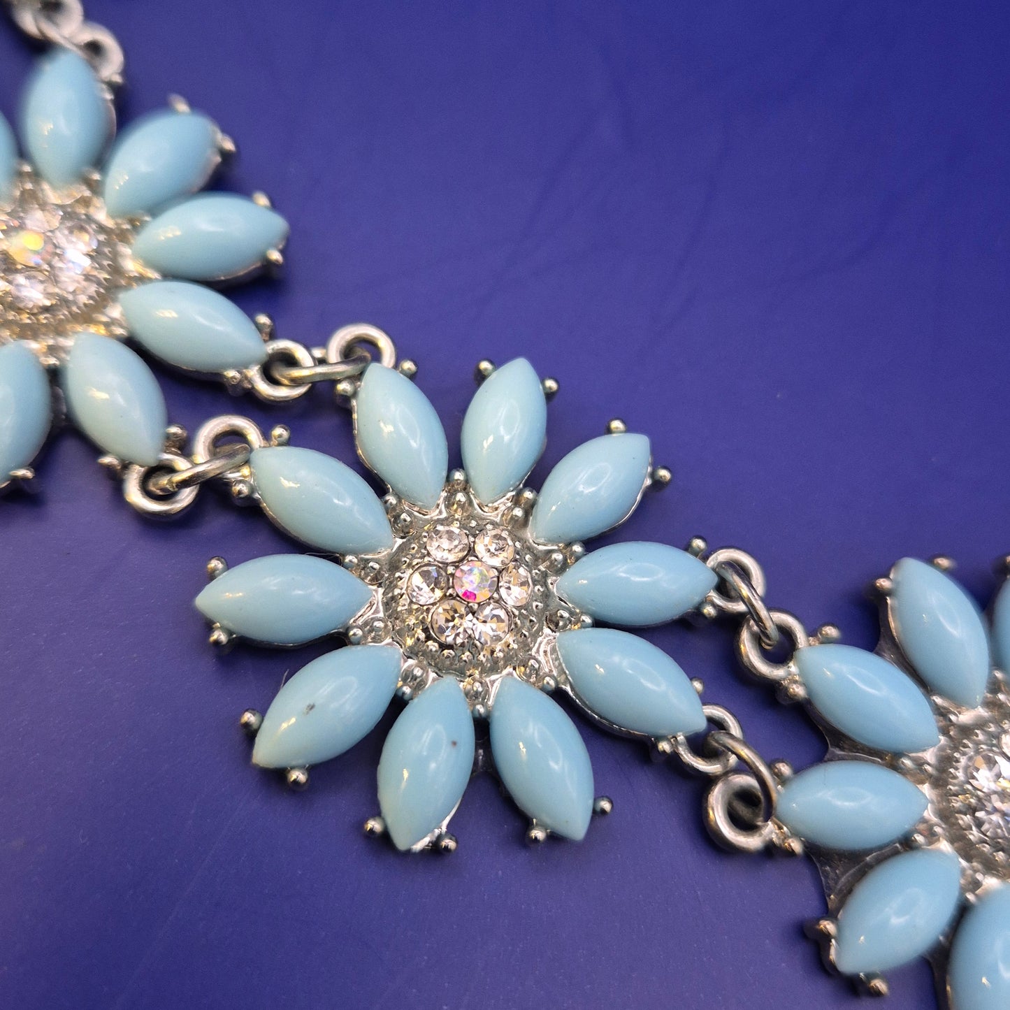 Elegante Statement Damen Kette – Florales Design mit blauen Elementen