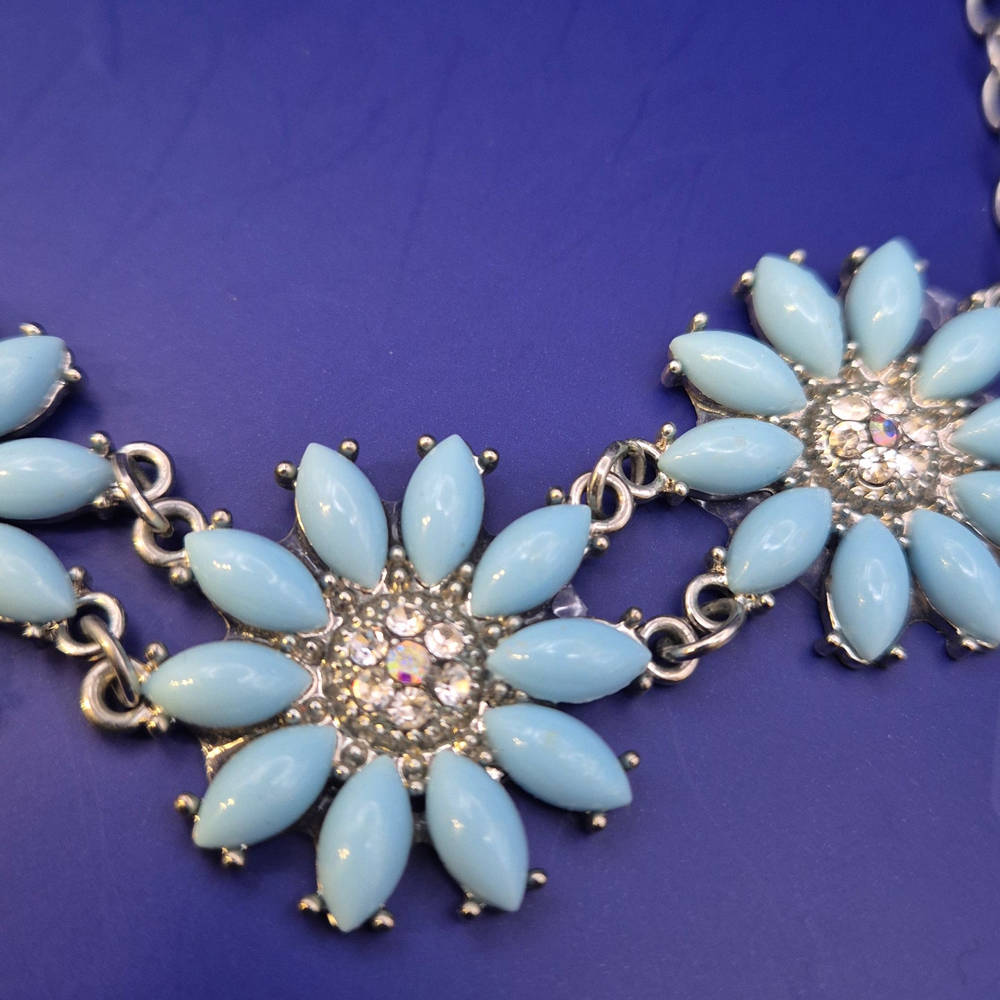 Elegante Statement Damen Kette – Florales Design mit blauen Elementen