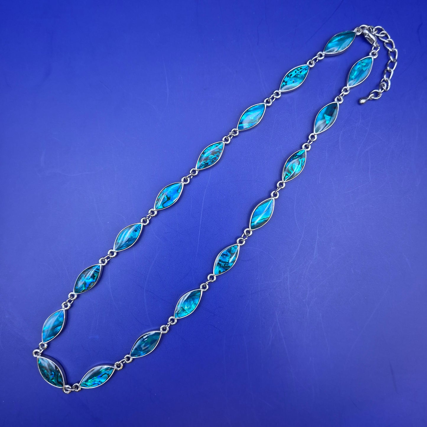 Elegante Damen Uhr Halskette – Schillerndes Perlmutt Design in Blau