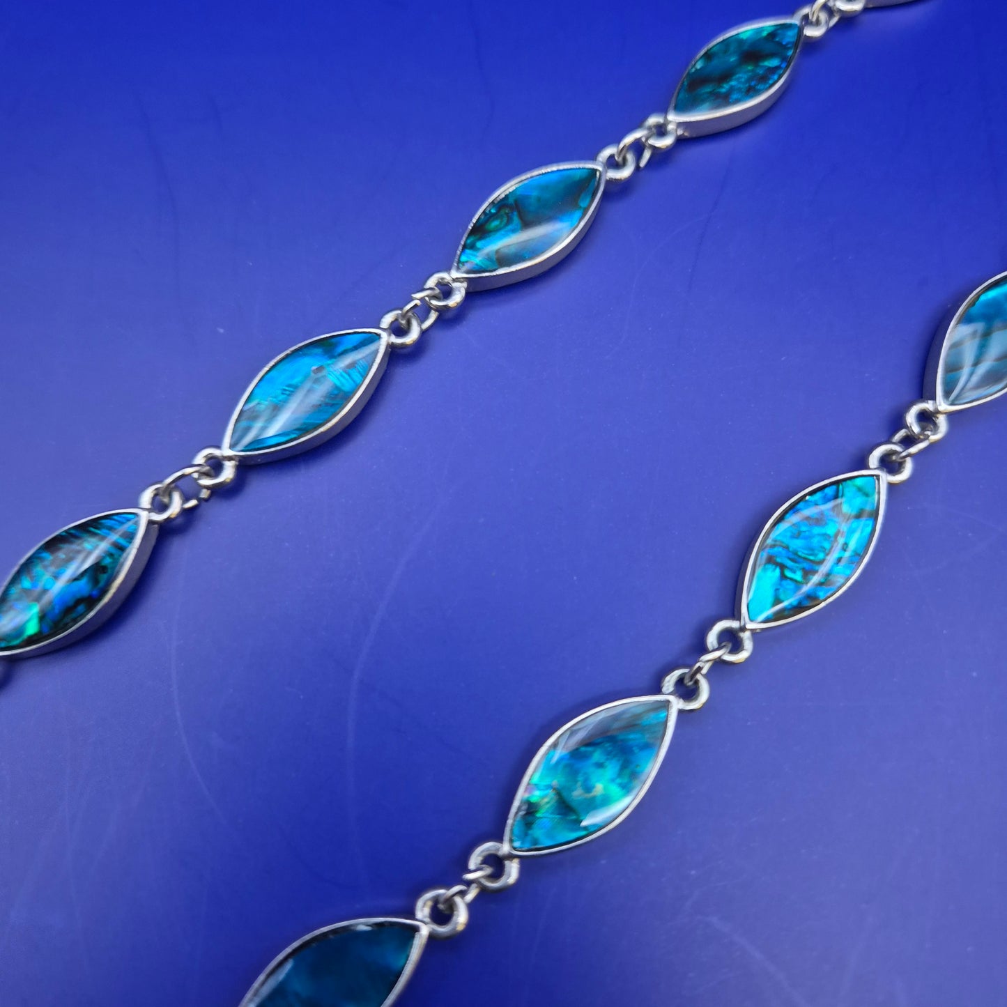 Elegante Damen Uhr Halskette – Schillerndes Perlmutt Design in Blau