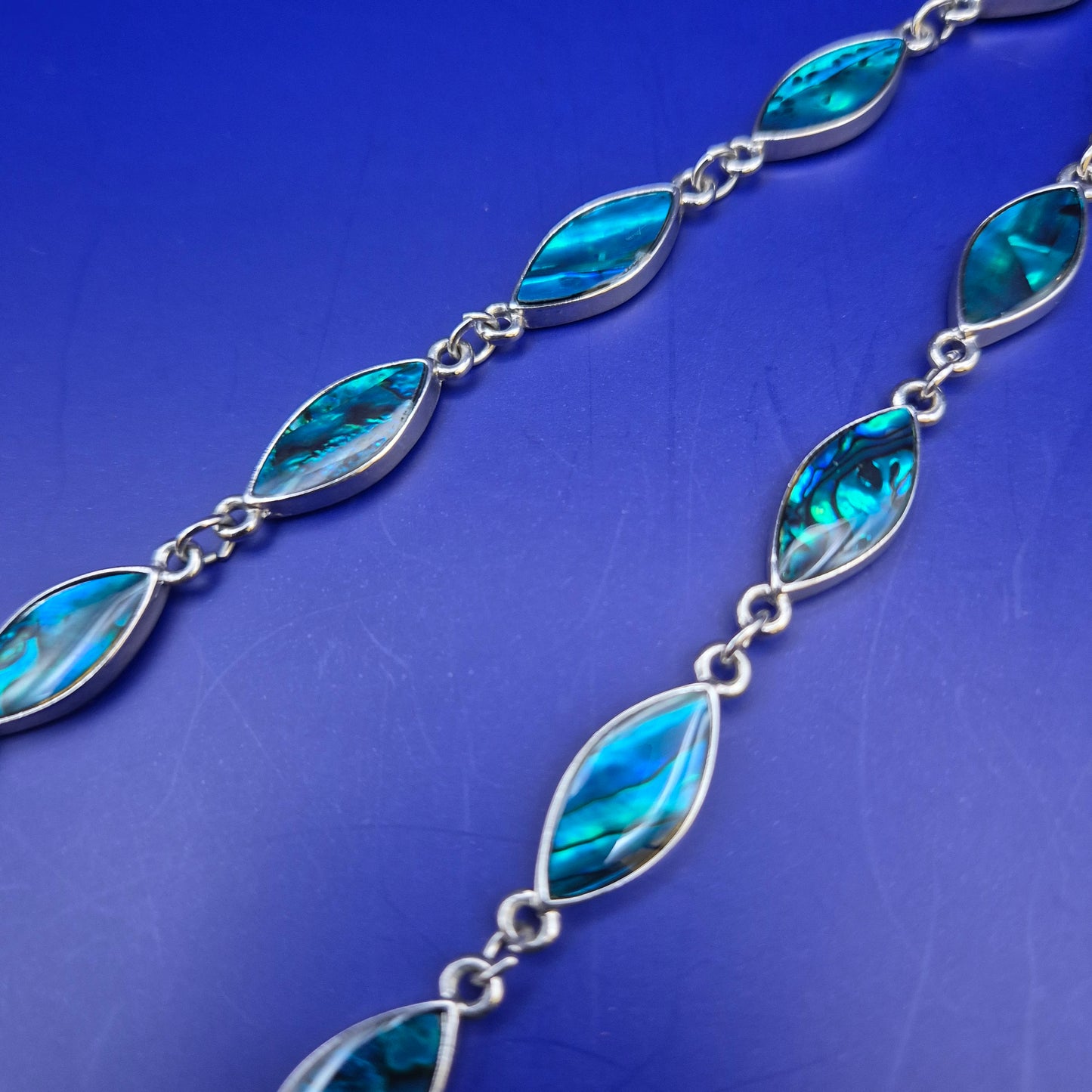 Elegante Damen Uhr Halskette – Schillerndes Perlmutt Design in Blau