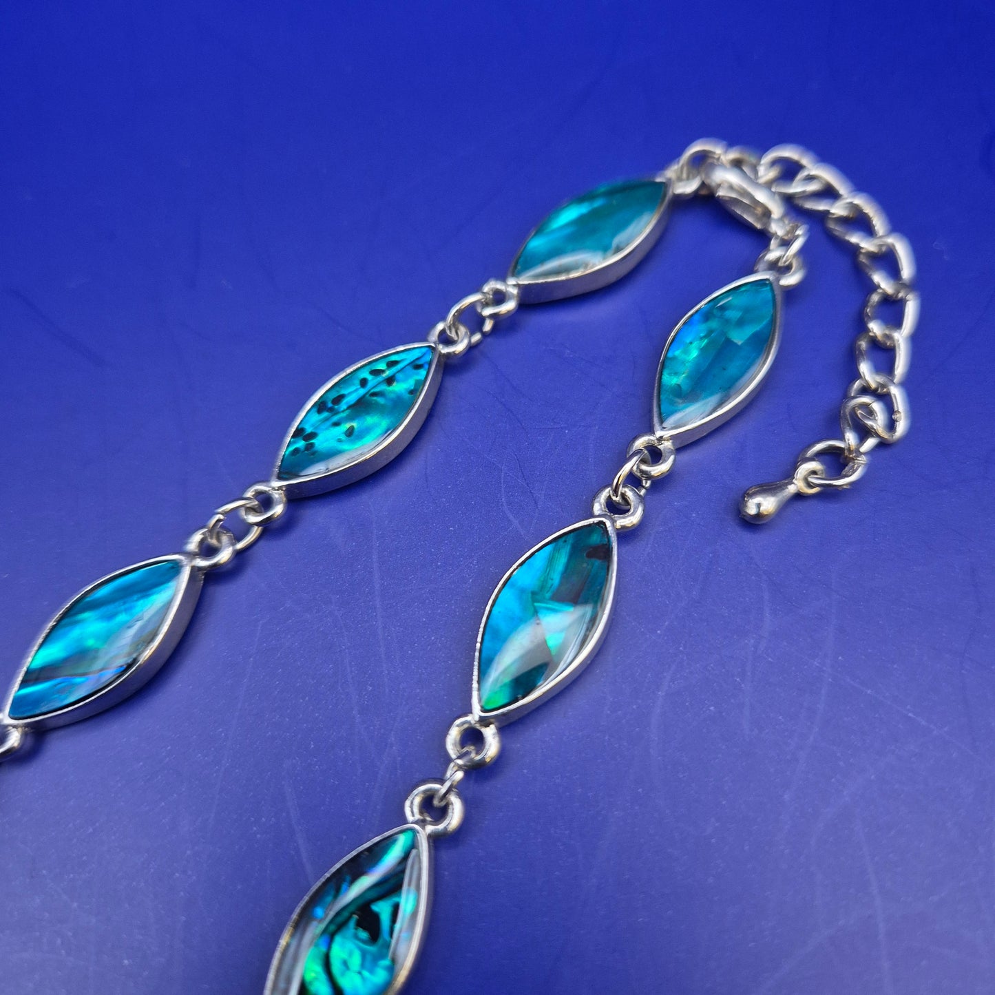 Elegante Damen Uhr Halskette – Schillerndes Perlmutt Design in Blau