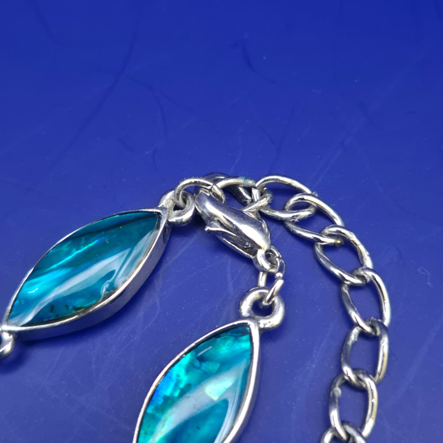 Elegante Damen Uhr Halskette – Schillerndes Perlmutt Design in Blau