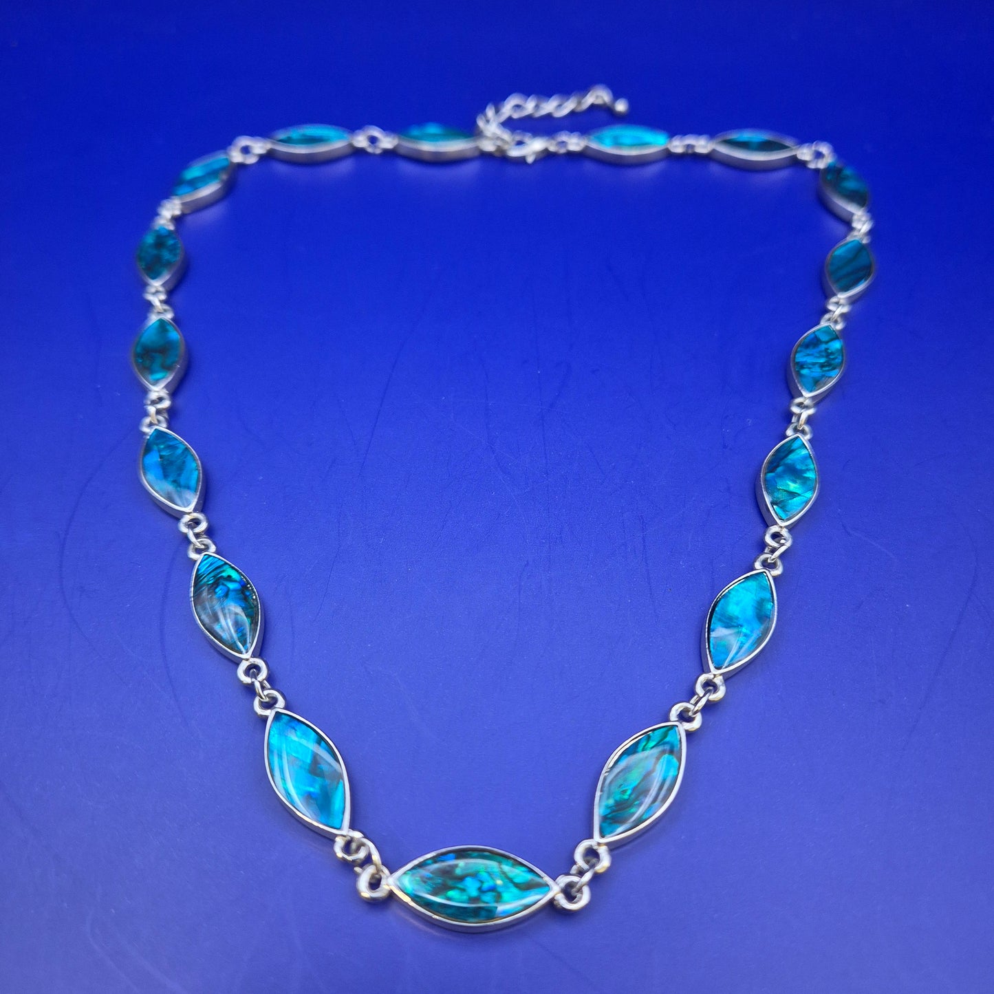 Elegante Damen Uhr Halskette – Schillerndes Perlmutt Design in Blau