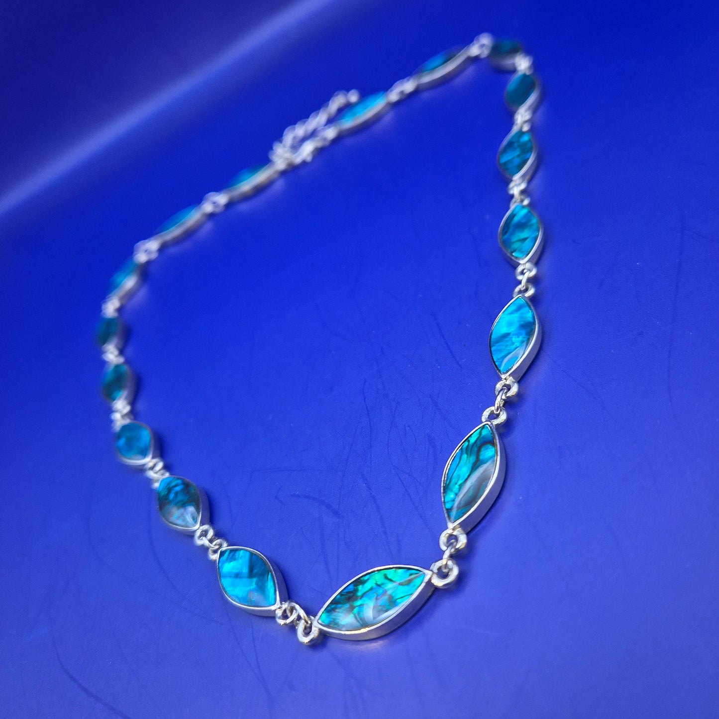 Elegante Damen Uhr Halskette – Schillerndes Perlmutt Design in Blau