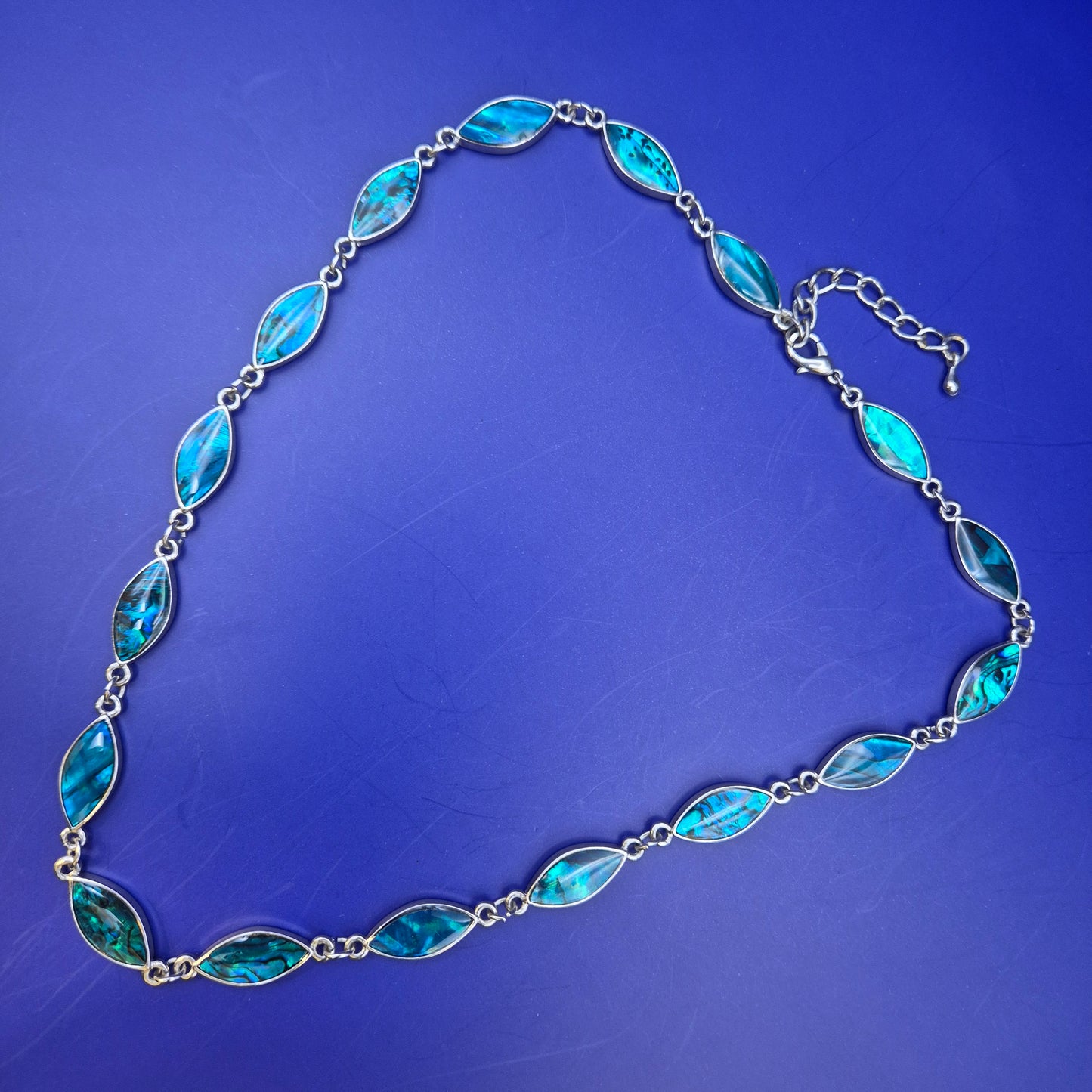 Elegante Damen Uhr Halskette – Schillerndes Perlmutt Design in Blau