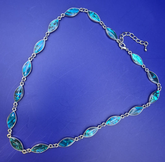 Elegante Damen Uhr Halskette – Schillerndes Perlmutt Design in Blau