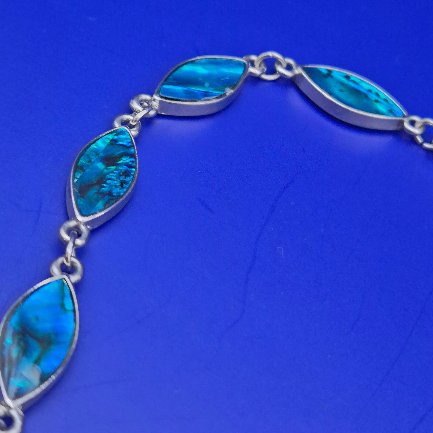 Elegante Damen Uhr Halskette – Schillerndes Perlmutt Design in Blau