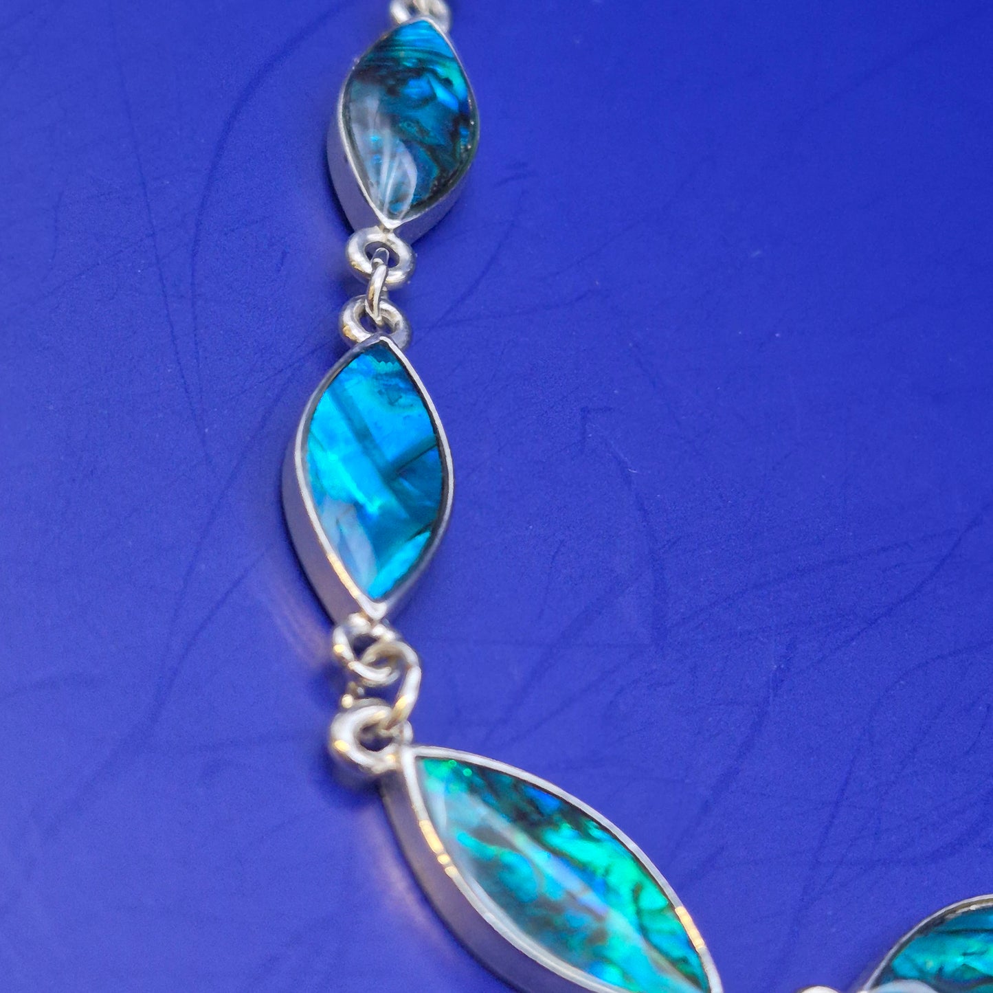 Elegante Damen Uhr Halskette – Schillerndes Perlmutt Design in Blau