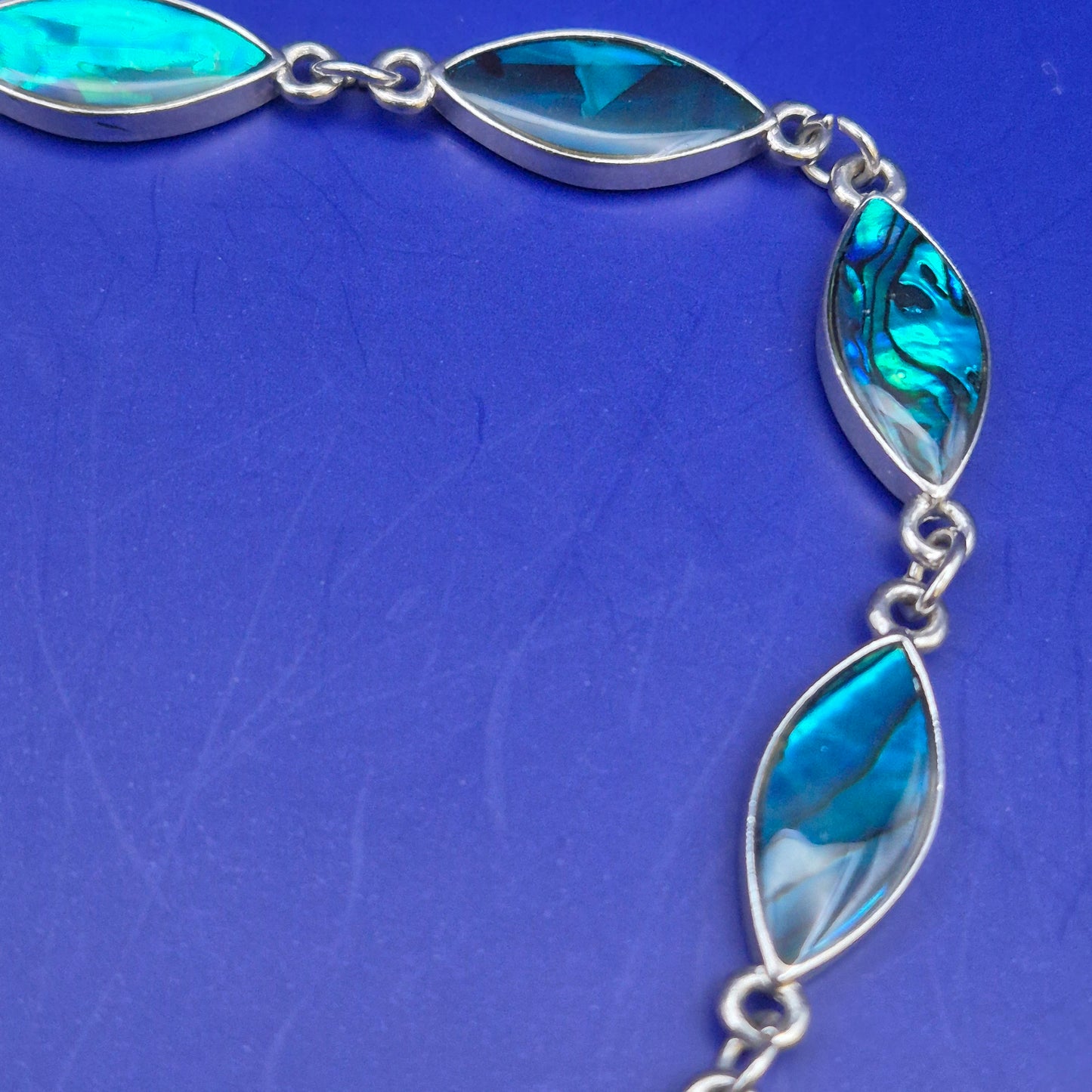 Elegante Damen Uhr Halskette – Schillerndes Perlmutt Design in Blau