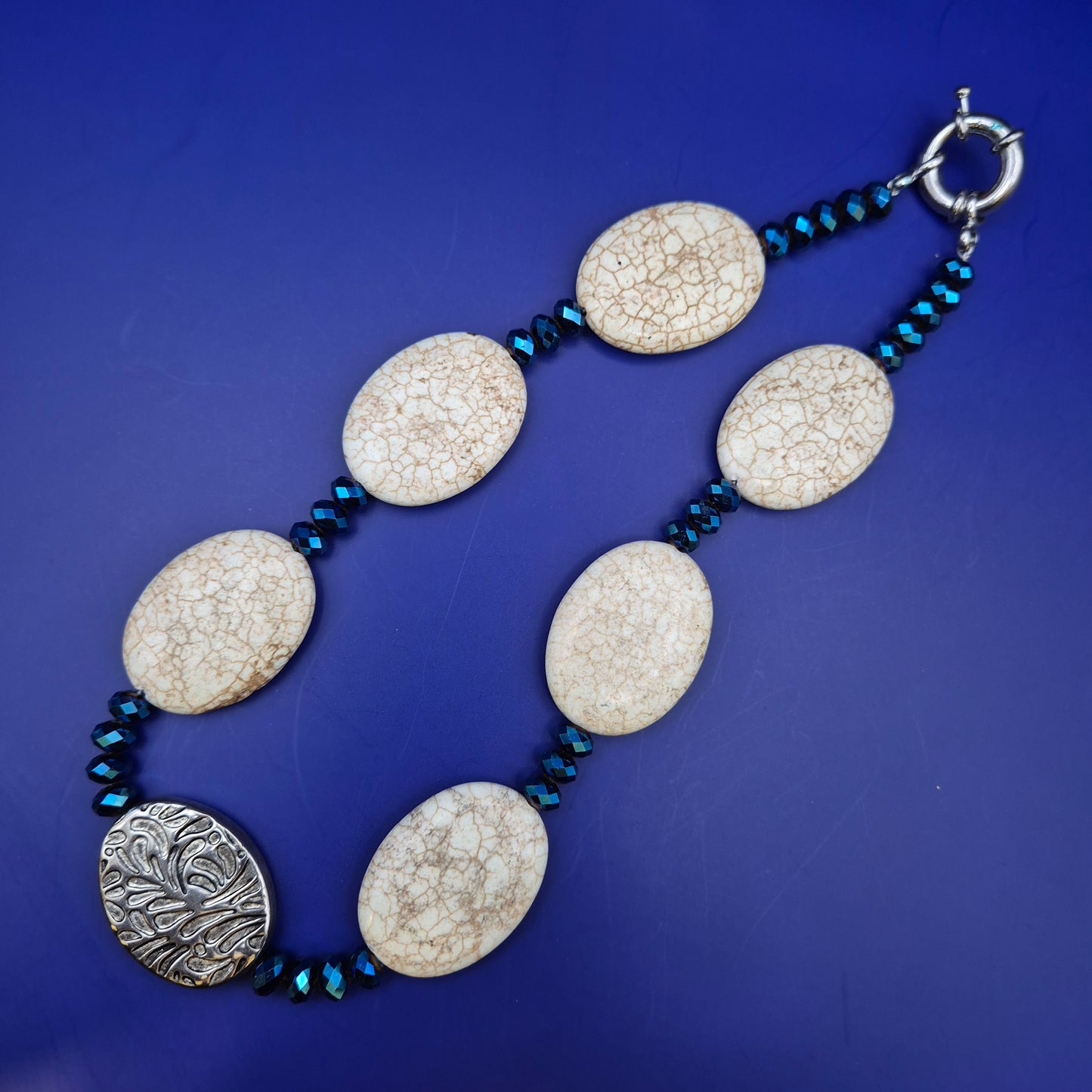 Auffällige Damen Uhr Kette mit Magnesit Steinen – Stilvolles Design