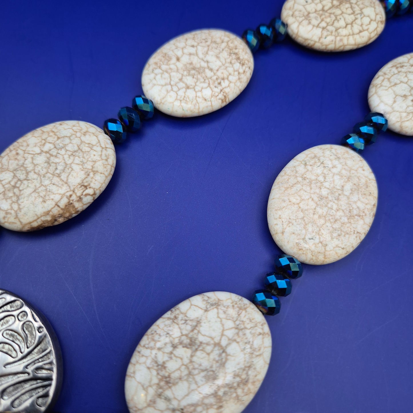 Auffällige Damen Uhr Kette mit Magnesit Steinen – Stilvolles Design