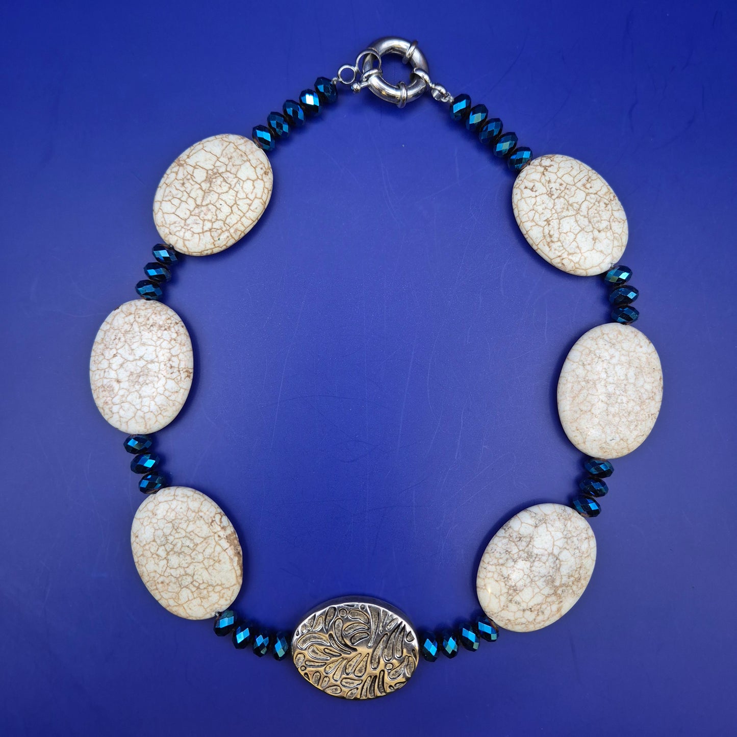 Auffällige Damen Uhr Kette mit Magnesit Steinen – Stilvolles Design