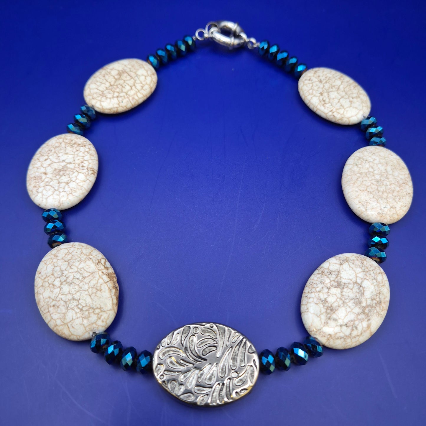 Auffällige Damen Uhr Kette mit Magnesit Steinen – Stilvolles Design