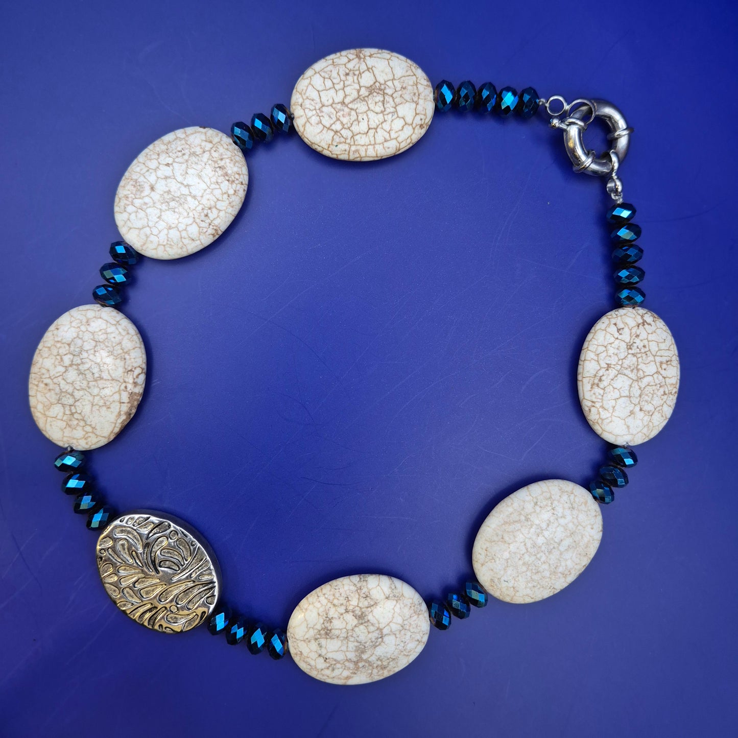 Auffällige Damen Uhr Kette mit Magnesit Steinen – Stilvolles Design