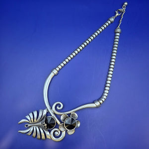 Auffällige Damen Uhr Kette in Silber-Optik mit schwarzen Steinen