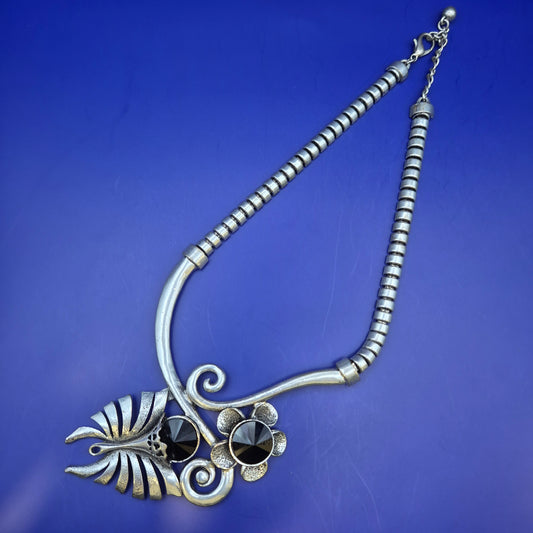 Auffällige Damen Uhr Kette in Silber-Optik mit schwarzen Steinen