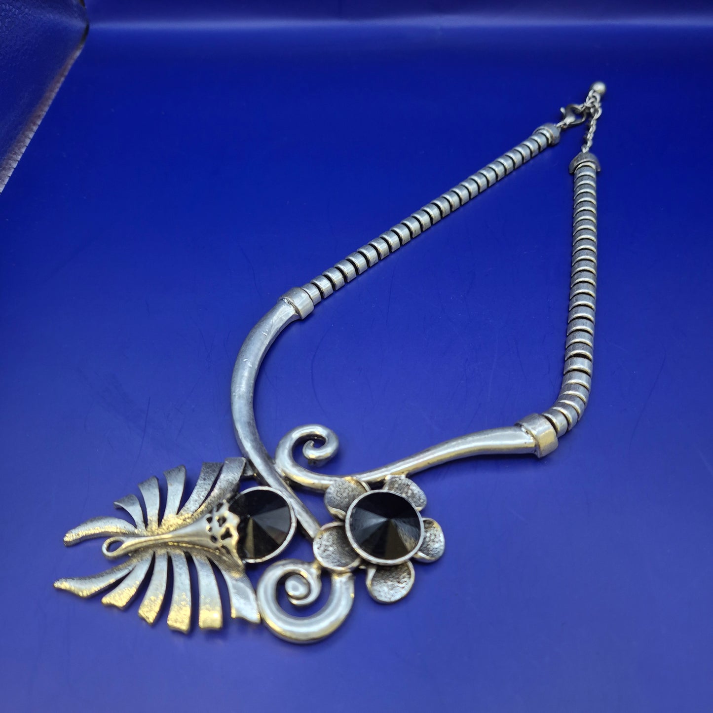 Auffällige Damen Uhr Kette in Silber-Optik mit schwarzen Steinen