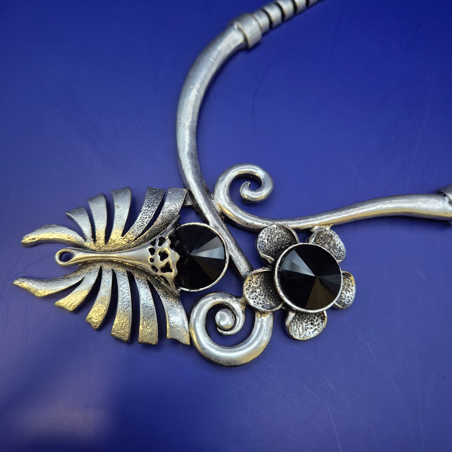 Auffällige Damen Uhr Kette in Silber-Optik mit schwarzen Steinen