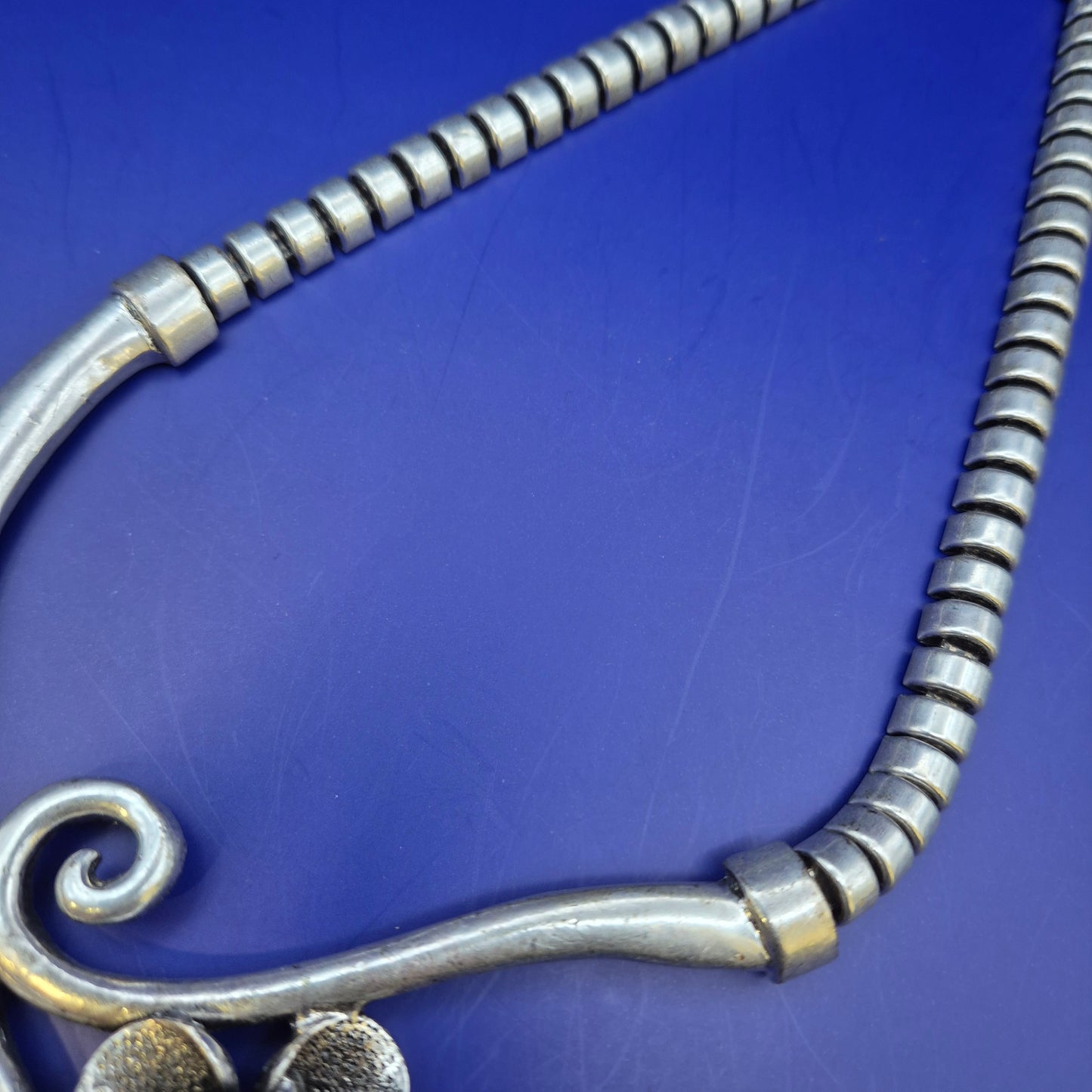 Auffällige Damen Uhr Kette in Silber-Optik mit schwarzen Steinen