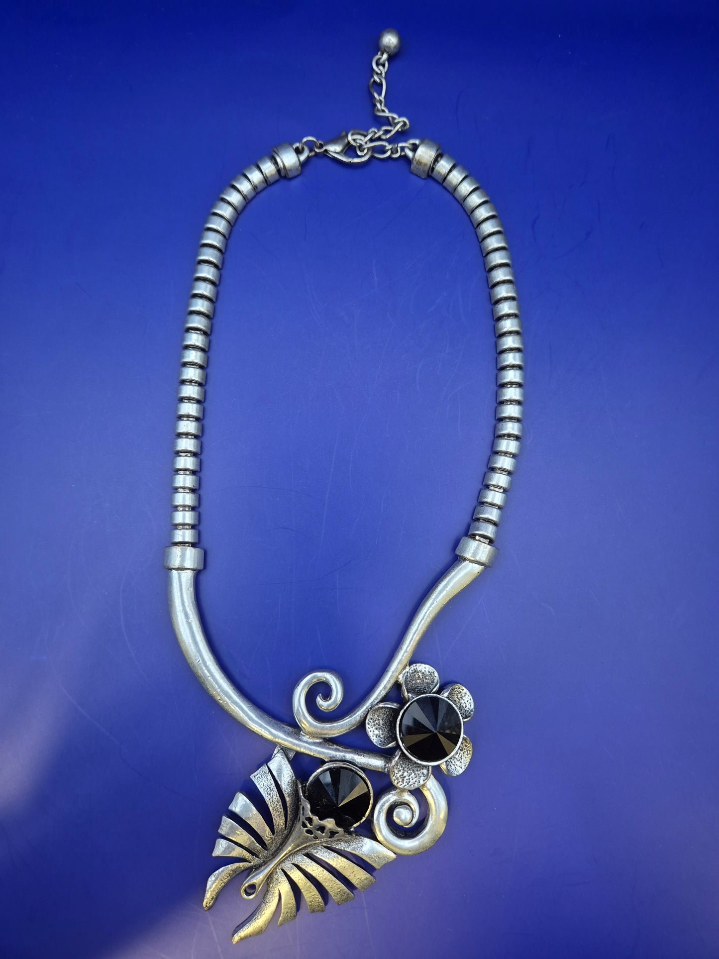 Auffällige Damen Uhr Kette in Silber-Optik mit schwarzen Steinen