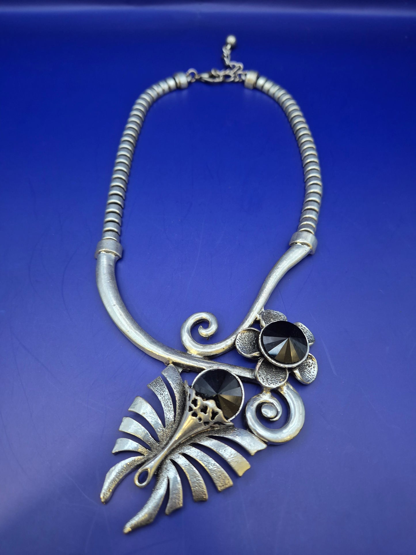 Auffällige Damen Uhr Kette in Silber-Optik mit schwarzen Steinen