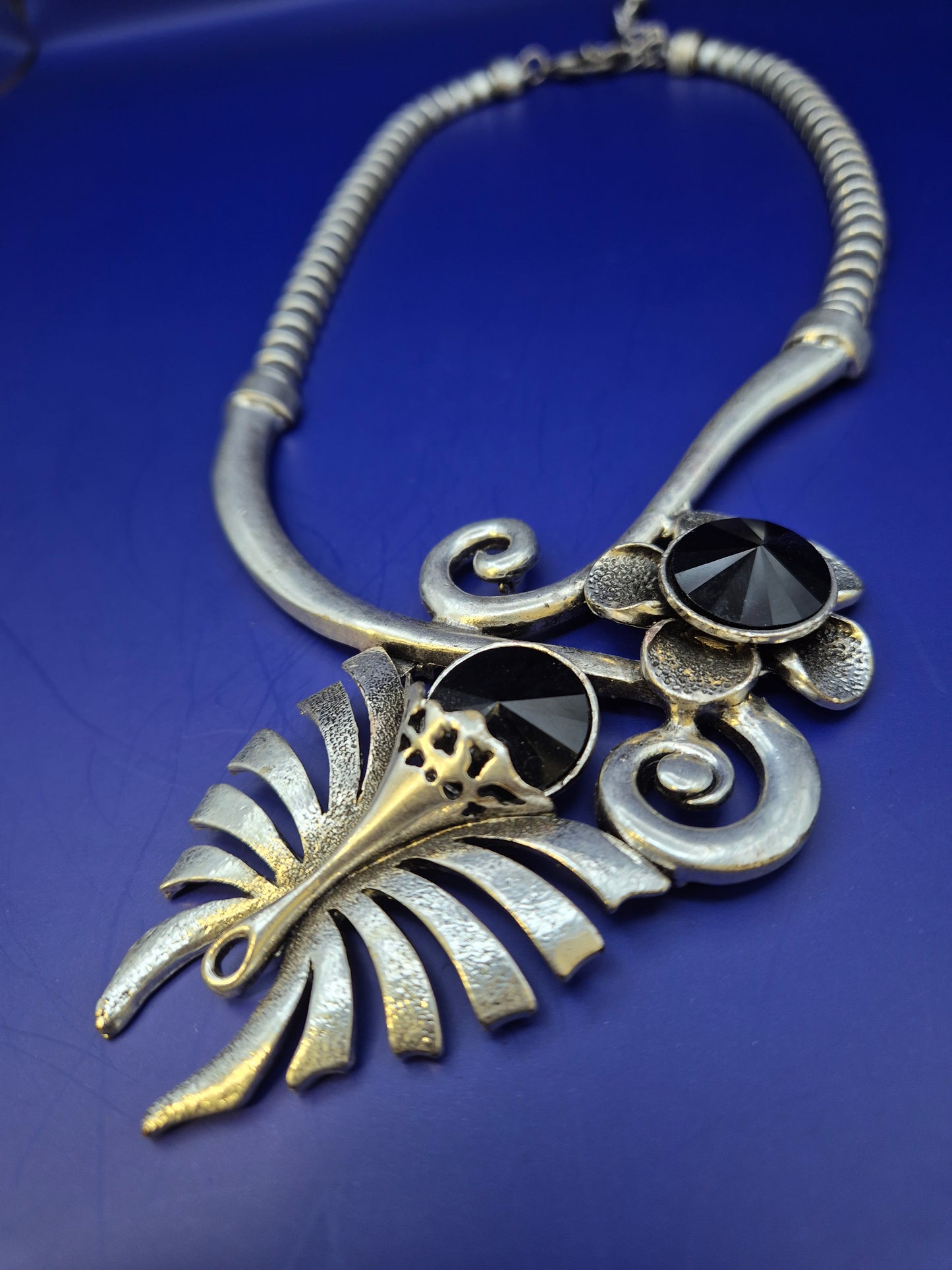 Auffällige Damen Uhr Kette in Silber-Optik mit schwarzen Steinen