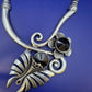 Auffällige Damen Uhr Kette in Silber-Optik mit schwarzen Steinen