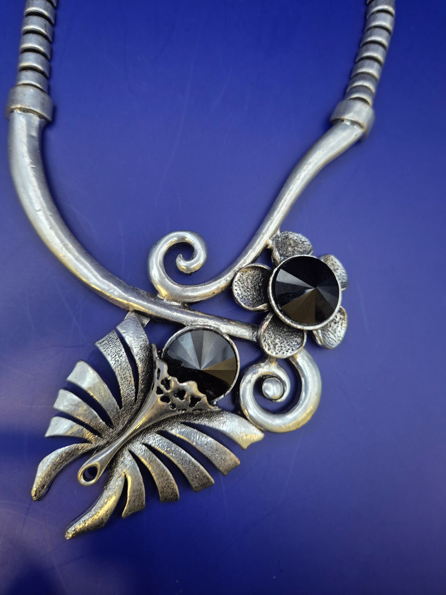 Auffällige Damen Uhr Kette in Silber-Optik mit schwarzen Steinen
