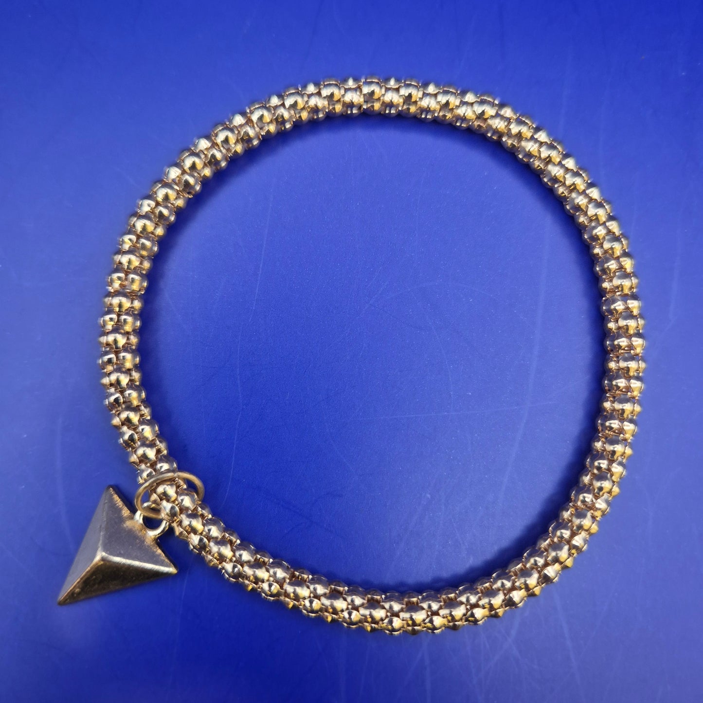 Elegantes Damen Armband in Goldoptik – Modernes Design mit Pyramiden Anhänger