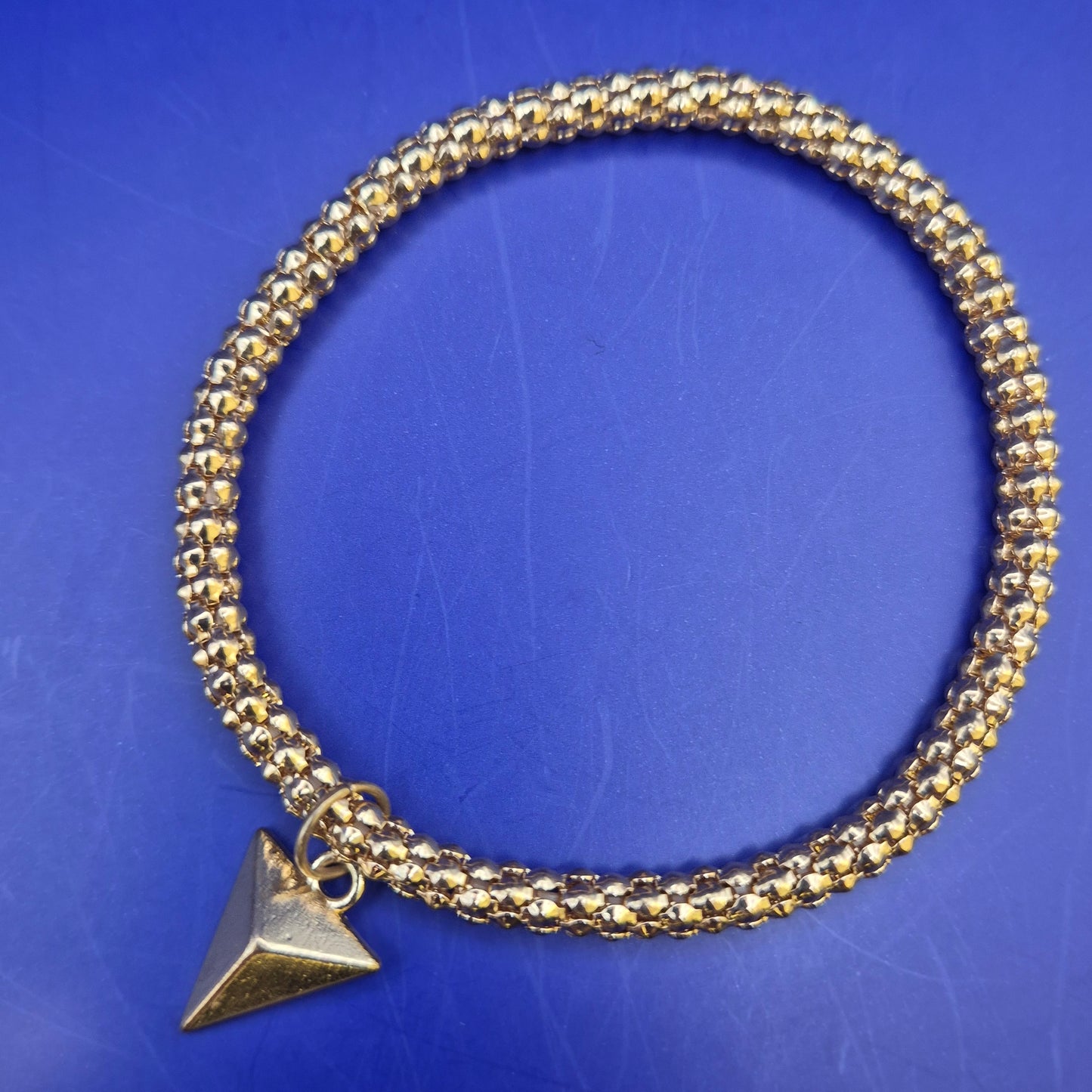 Elegantes Damen Armband in Goldoptik – Modernes Design mit Pyramiden Anhänger