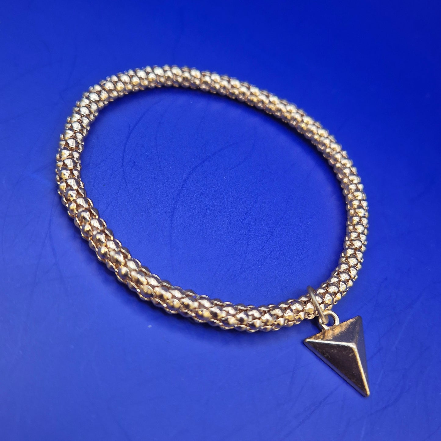 Elegantes Damen Armband in Goldoptik – Modernes Design mit Pyramiden Anhänger