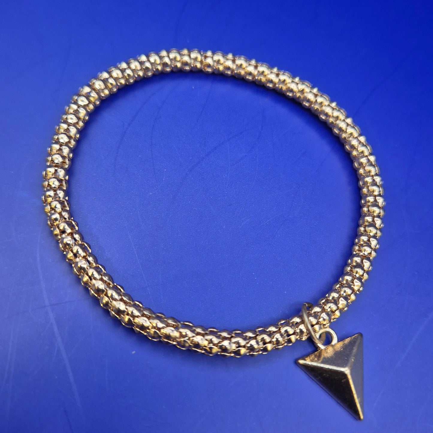 Elegantes Damen Armband in Goldoptik – Modernes Design mit Pyramiden Anhänger