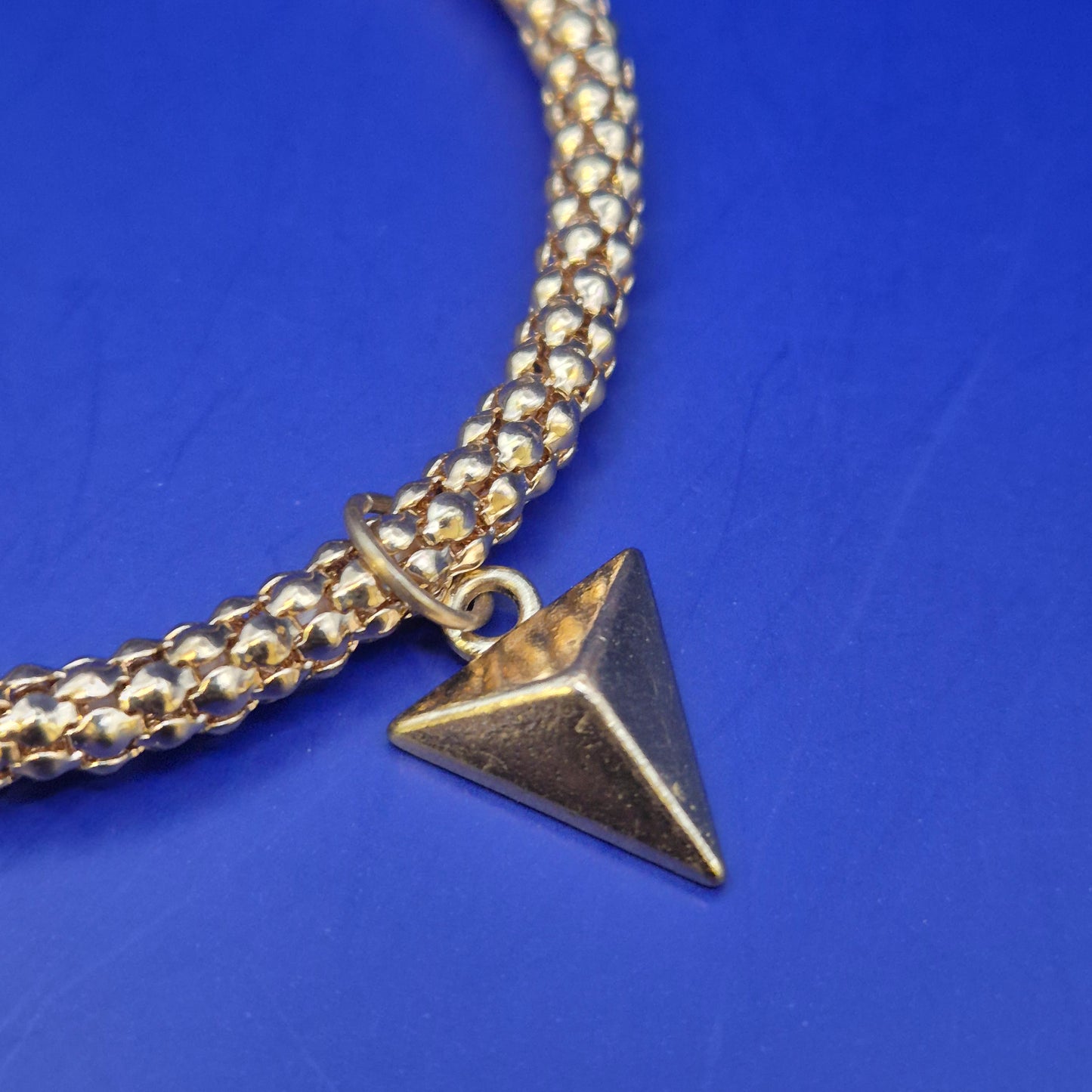 Elegantes Damen Armband in Goldoptik – Modernes Design mit Pyramiden Anhänger