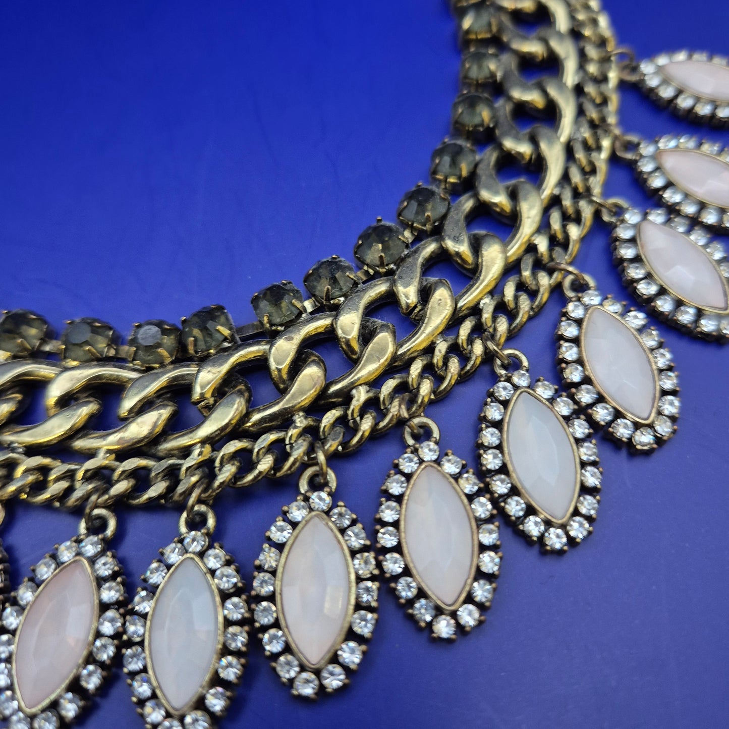 Statement Kette in Gold-Optik mit Strass & Steinen – Boho Chic Damen Kette