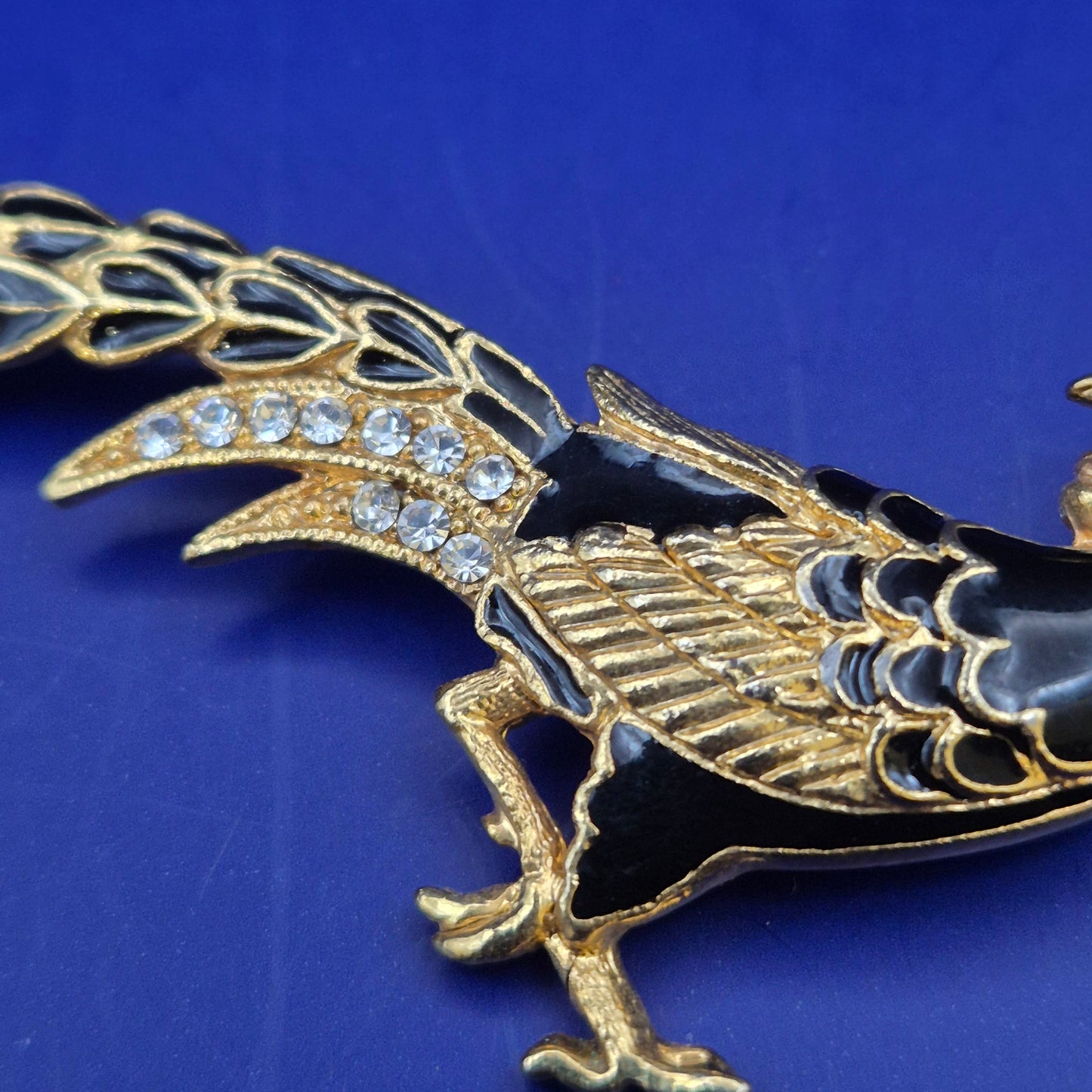 Elegante Fasanen Brosche in Gold und Schwarz – Vintage Stil Damen Schmuck