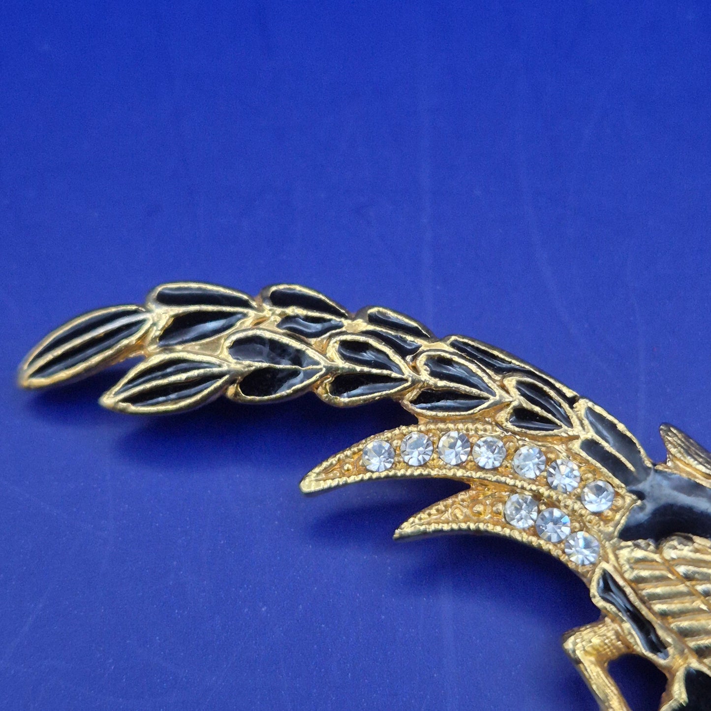 Elegante Fasanen Brosche in Gold und Schwarz – Vintage Stil Damen Schmuck